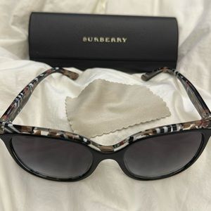 Women’s Burberry Sunglasses BE4270 -Great Condition- Black / Gray Gradient
